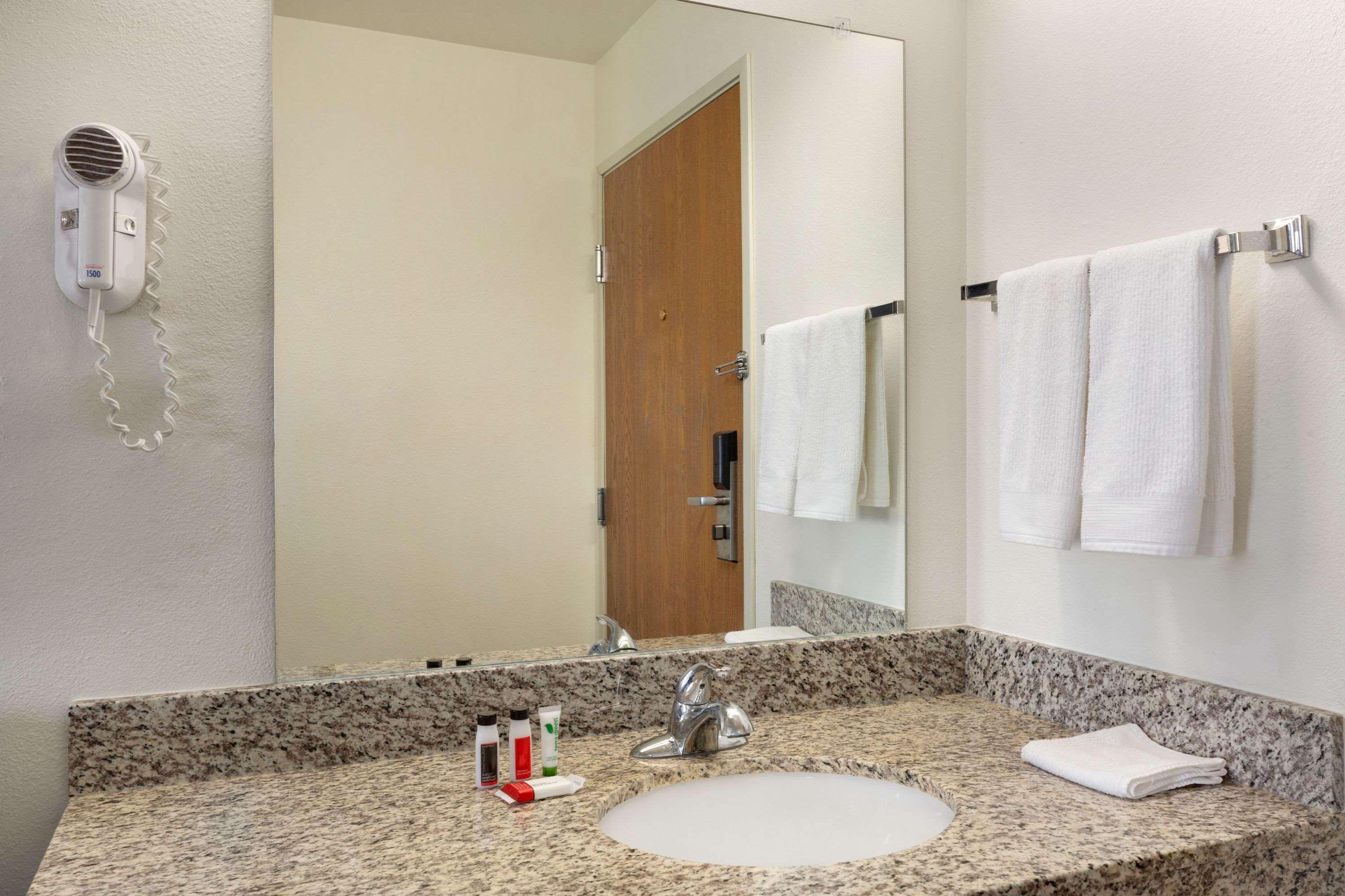 Travelodge By Wyndham Sharon Springs Экстерьер фото